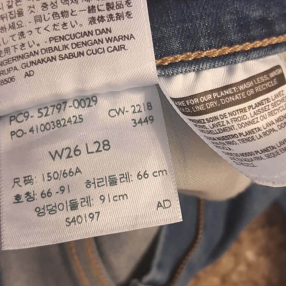 Levi's - Picture 3 of 5